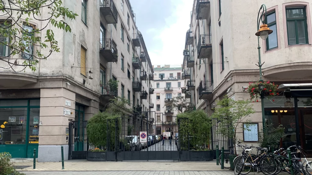 Ráday utca 31/B. ügyvédi iroda a kapu mögött